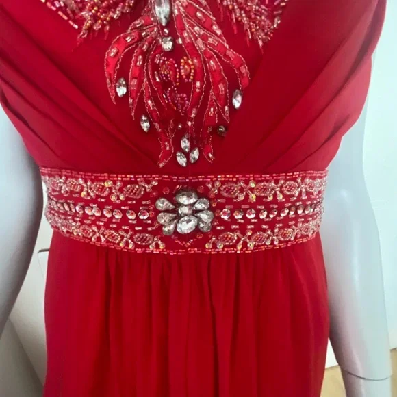 Beautiful red dress - Picture 2 of 5